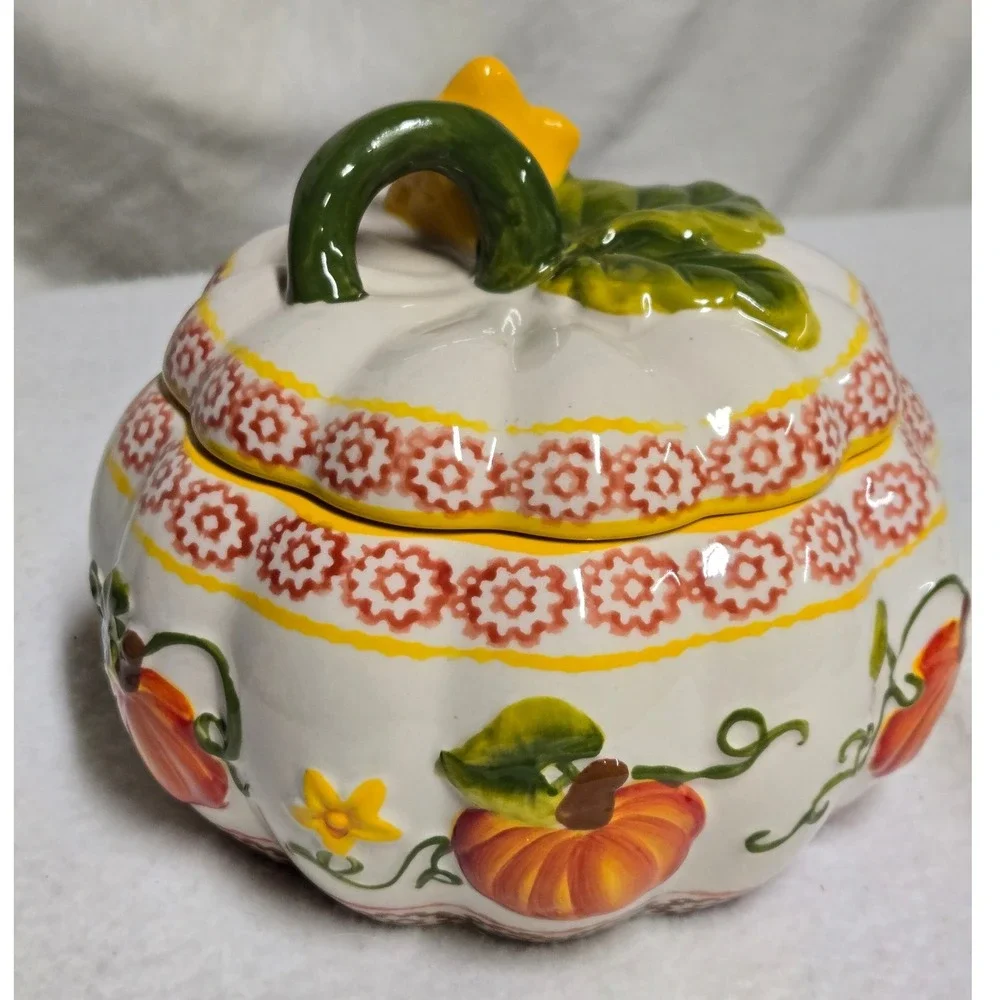 Temptations by Tara Pumpkin 1.5 QT Covered Baker Fall Harvest Casserole Dish